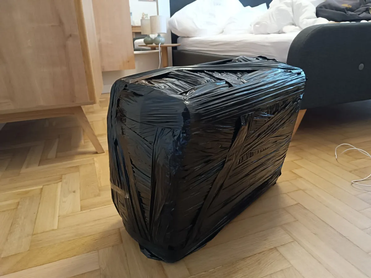 Wysłali bagaże paczkomatem. "Patent na tańszy lot"