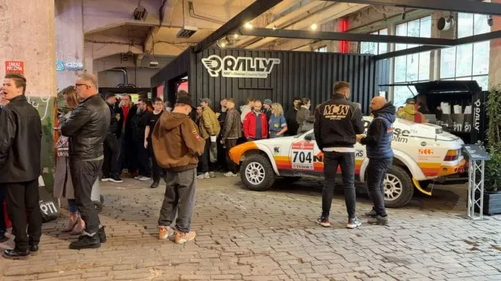 W stoczniowej przestrzeni zbudują Porsche, które wystartuje w Dakarze