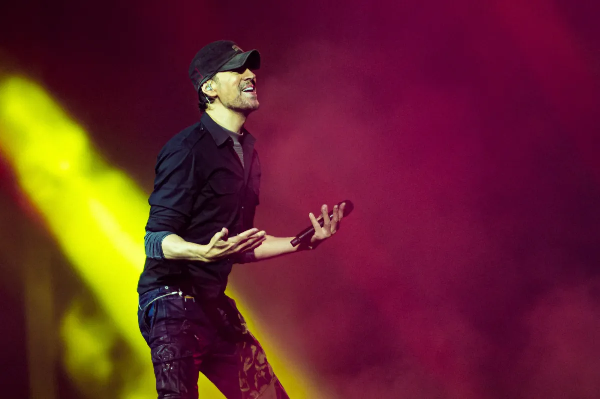 Enrique Iglesias na stadionie. Wieczór wielkich hitów, pustej sceny i sentymentów