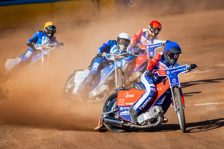 Miłosz Wysocki (kask niebieski) w Krakowie zawiódł nie zdobywając punktu w trzech biegach, Tim Sorensen (kask czerwony) dwa razy dał się objechać na 1:5