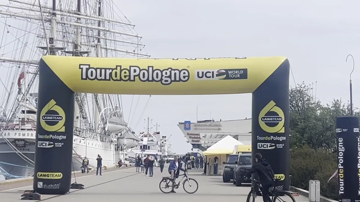 83. Tour de Pologne. Prezentacja kolarzy na ORP "Błyskawica". Trasa 1. etapu