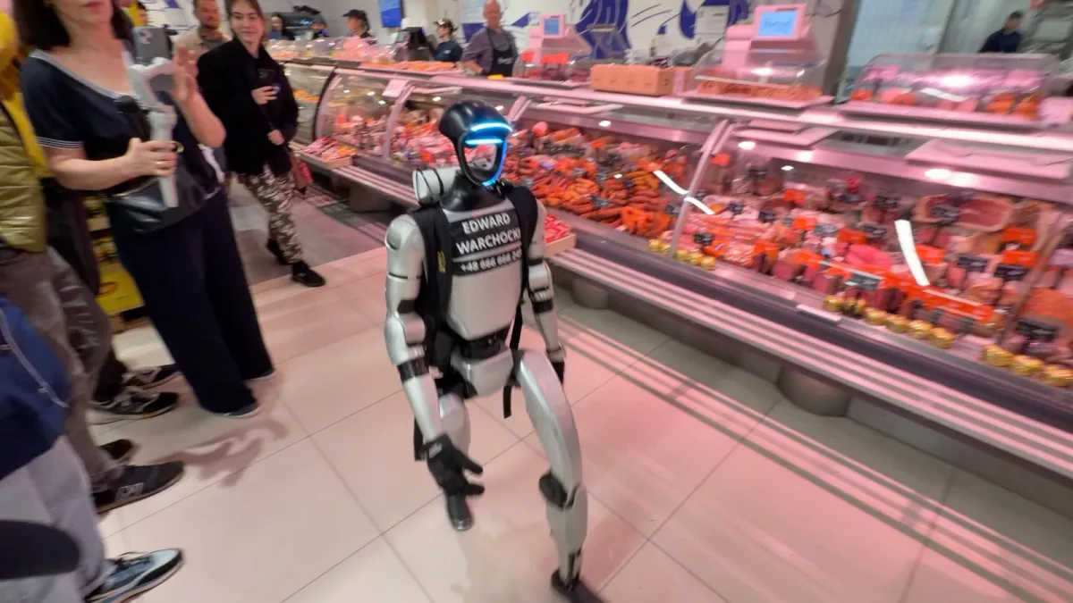 Sensacja w sklepie: słynny robot Edward Warchocki na zakupach