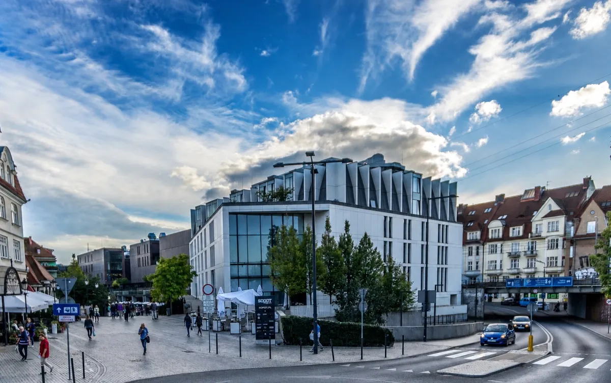 Hotel przy dworcu w Sopocie znów działa