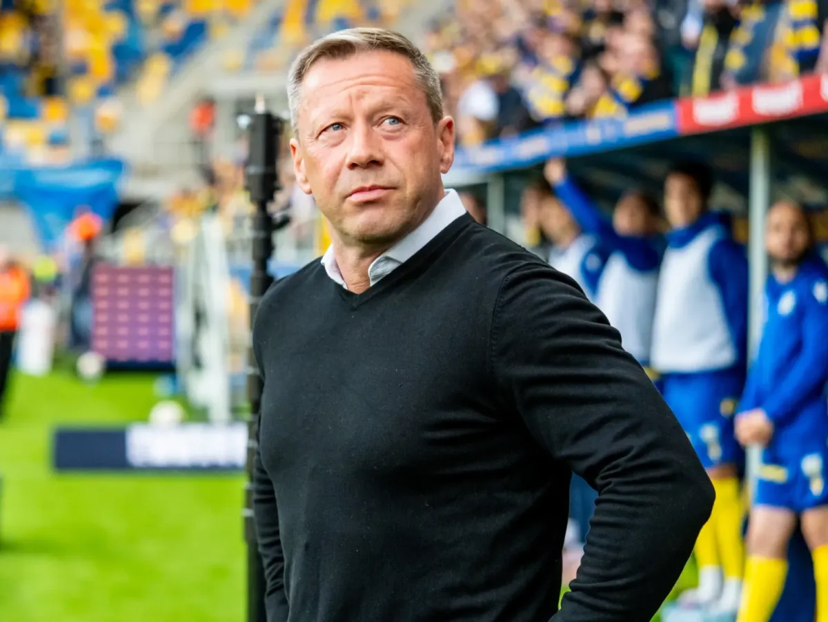 Trener Arki Gdynia chce pracować dalej. Dariusz Banasik przeprosił za degradację