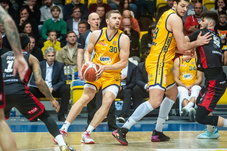 Jakub Garbacz (z piłką) był niespodziewanym bohaterem ostatniego meczu AMW Arki Gdynia ze Śląskiem Wrocław.
