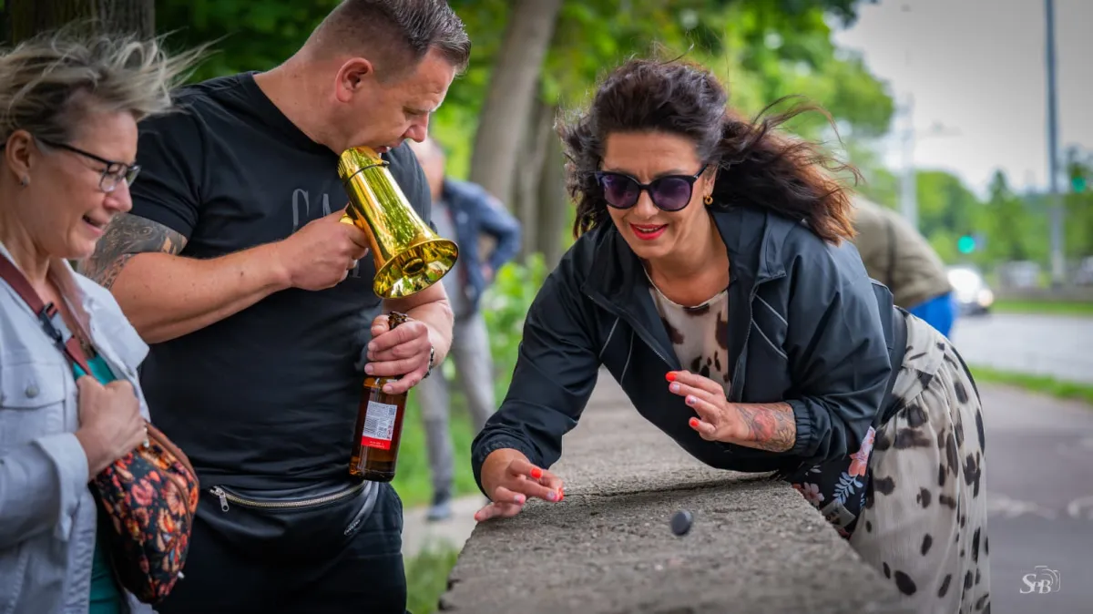 Tour de Mur. Podróż do krainy dzieciństwa, zagrali w kapsle w Oliwie