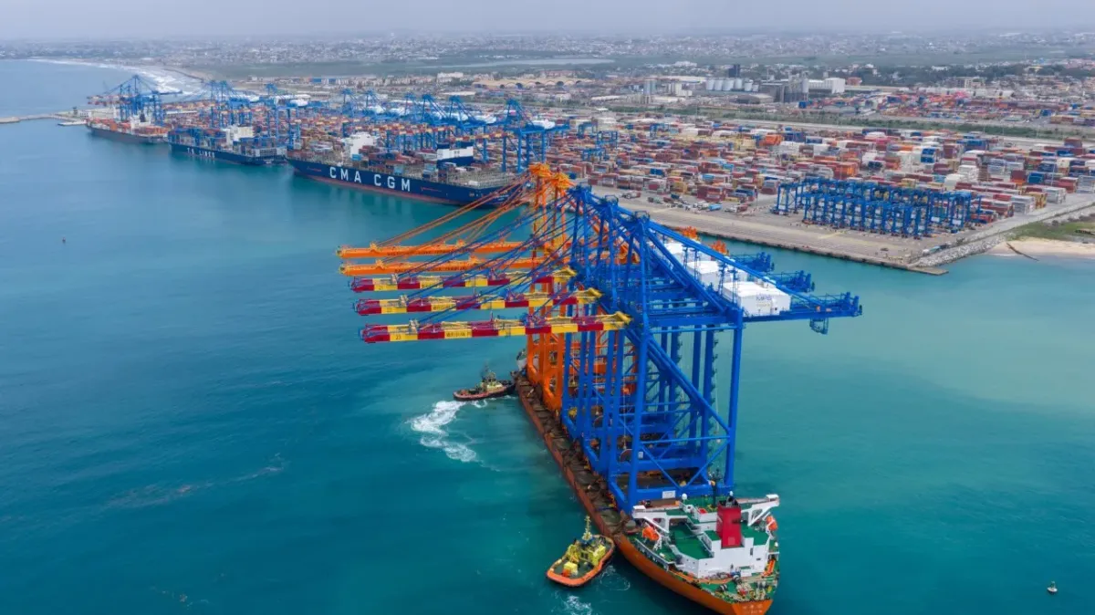 Zhen Hua 32 z potężnymi suwnicami już jest