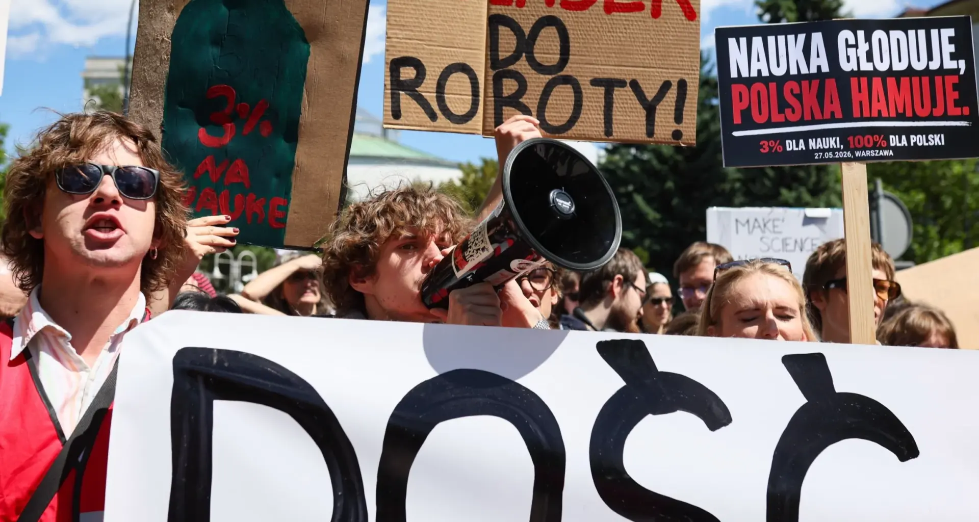 Protest środowiska naukowego przed Sejmem, 27 bm. Uczestnicy odbywającego się ph. „3% dla nauki, 100% dla Polski”