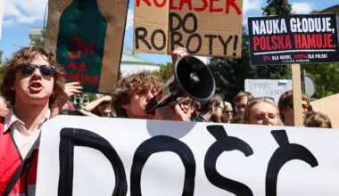 Protest środowiska naukowego przed Sejmem, 27 bm. Uczestnicy odbywającego się ph. „3% dla nauki, 100% dla Polski”