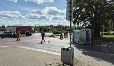 Groźna kolizja we Wrocławiu. Radiowóz przewrócił się na bok po zderzeniu z osobówką. Są poszkodowani - Do zderzenia doszło na skrzyżowaniu ul. Borowskiej i alei Armii Krajowej we Wrocławiu.
