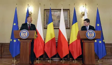 Spotkanie prezydentów Polski i Rumunii - konferencja prasowa z udziałem flag obu państw