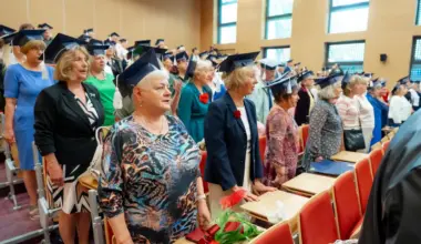 Koniec roku u seniorów. Studenci z Białegostoku odebrali dyplomy, Aktualności, Wiadomości Białystok Online Portal Miejski Białystok (Bialystok)