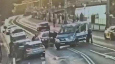 Porwali i zmusili do oddania pieniędzy. Czterech cudzoziemców zatrzymanych