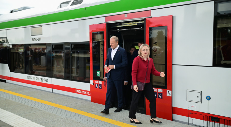 Po 33 latach pociągi wróciły do miasta. Z jednego z pierwszych wagonów wysiadł Donald Tusk