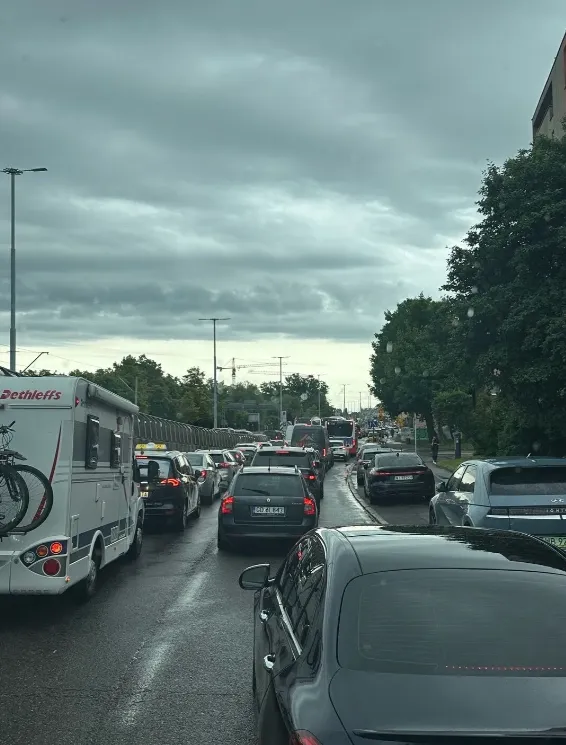 Długi weekend, a korki jak w szczycie. Utrudnienia przez remonty i zakupy