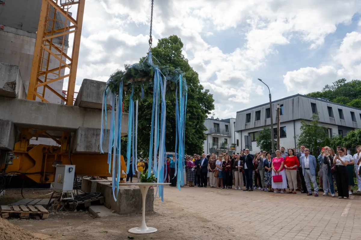 Wiecha zawisła na remontowanym Hospicjum im. ks. Eugeniusza Dutkiewicza