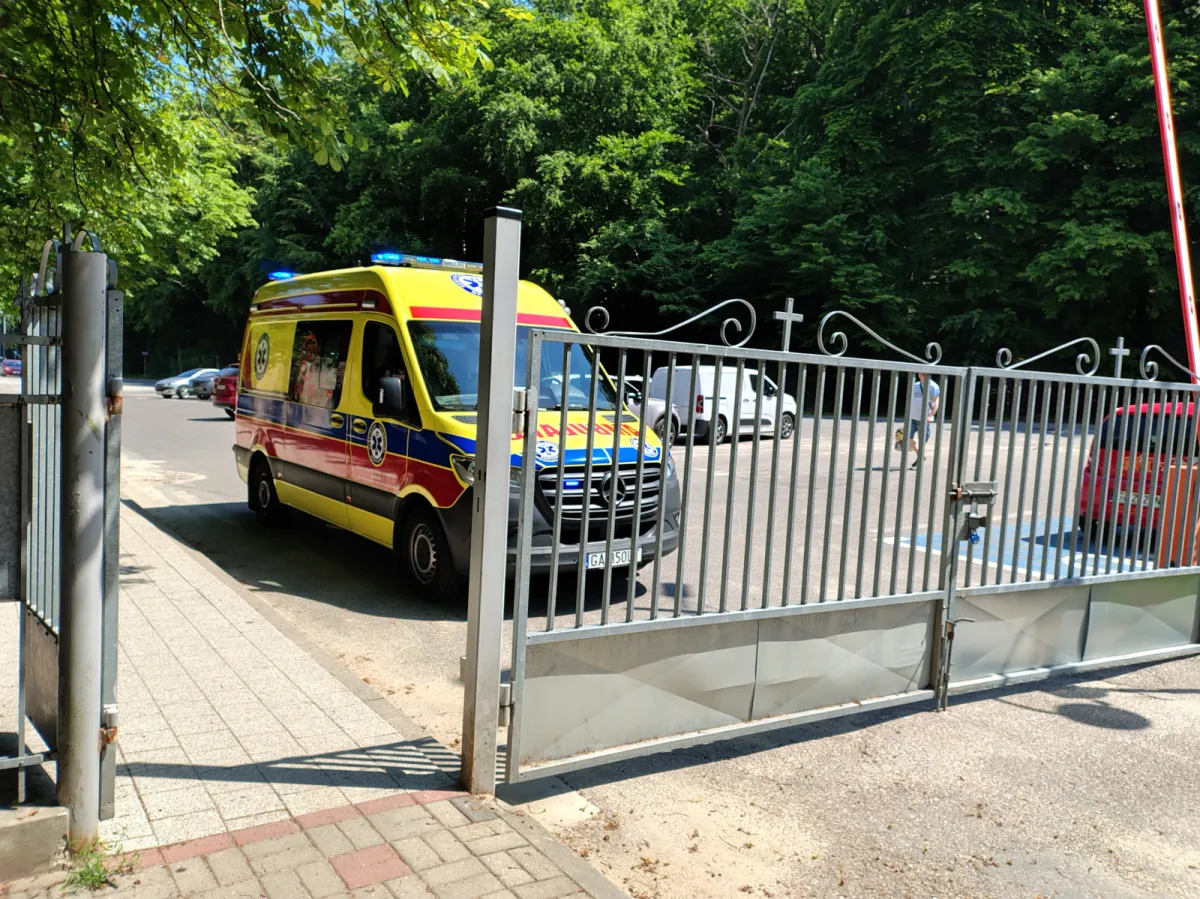 Nie mogli wjechać karetką bo brama była zamknięta