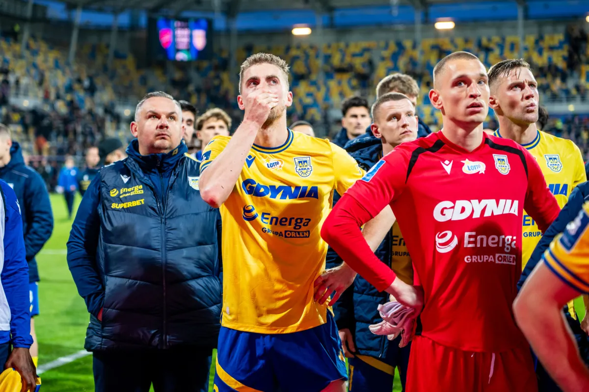 Arka Gdynia rozmawia z trzema piłkarzami. Koniec "sprzątania" po poprzednim sezonie