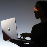 Microsoft Surface Laptop Ultra celuje w MacBooka Pro układem RTX Spark i lokalną obsługą modeli AI do 120 mld parametrów  