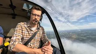 Dziennikarz TVN24 Artur Molęda relacjonuje pożar pod Warszawą z helikoptera