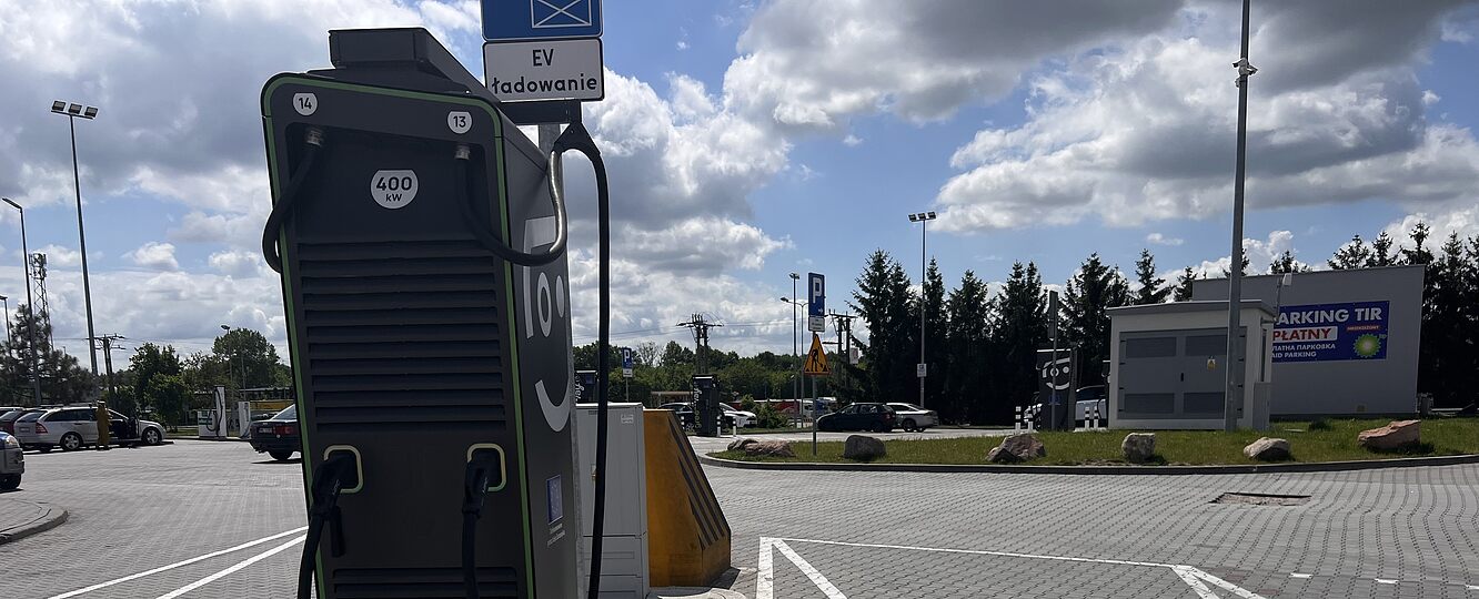 news.pl - 10 miesięcy ocen, 843 stacje w planach. Polska próbuje dogonić Europę