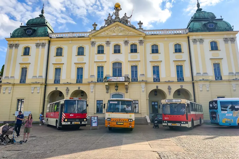 Białystok z okien zabytkowego autobusu. Start wakacyjnych przejazdów