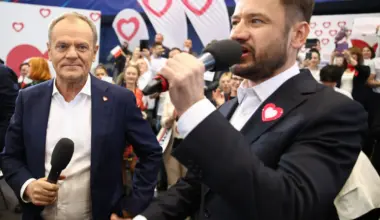 Premier Donald Tusk i prezydent Krakowa Aleksander Miszalski na spotkaniu otwartym w Krakowie