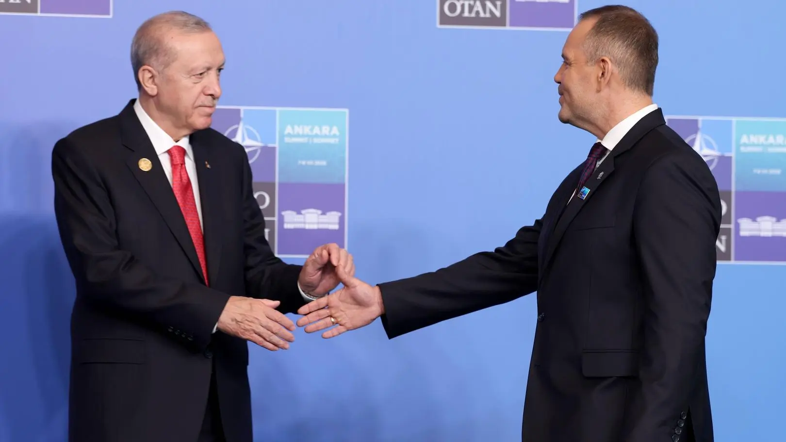 Turcja. Recep Tayyip Erdogan ofiarował Karolowi Nawrockiemu rewolwer. Marcin Przydacz: na pewno nikt nie będzie z niego strzelał