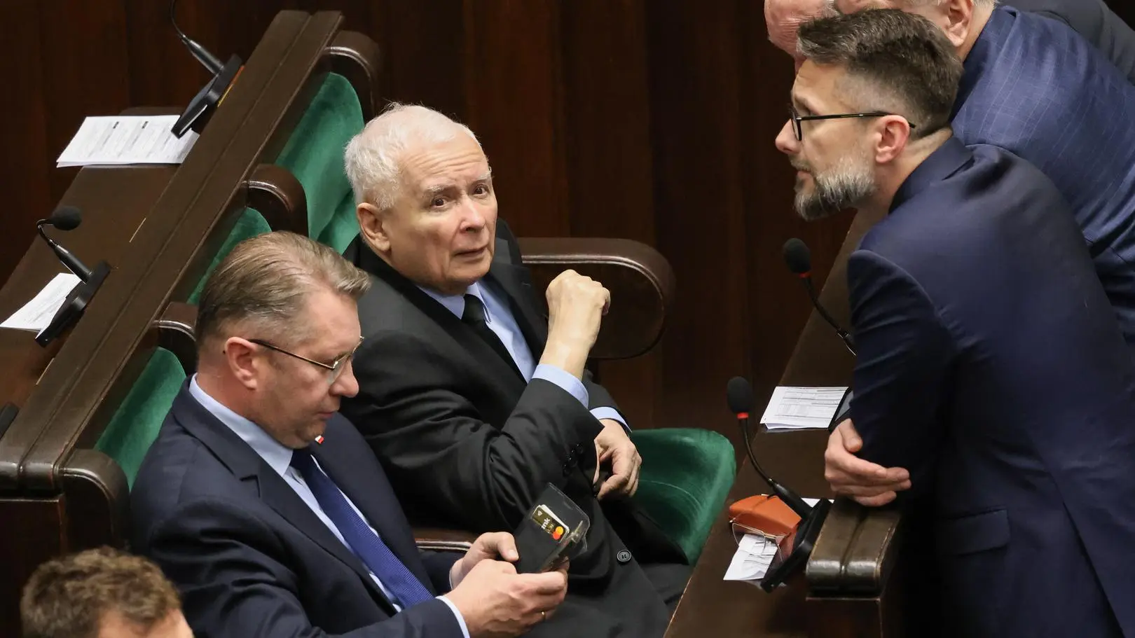Spory w partii i brak "efektu Czarnka". Prawo i Sprawiedliwość traci w sondażach