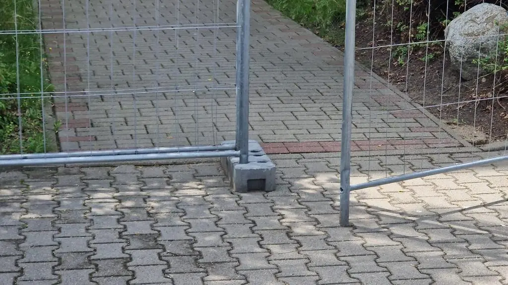 Zaplombowane wejście do bloku przy Hirszfelda