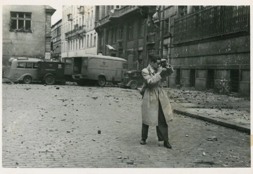 Fotoreporter na ulicy Wareckiej, sierpień 1944
