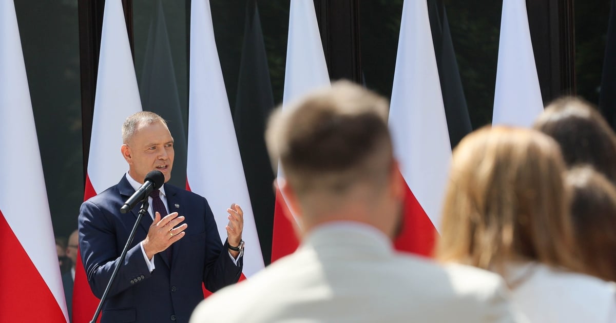Nawrocki podpisał ustawy: mobbing w Kodeksie pracy i zakaz telefonów w szkołach 2026