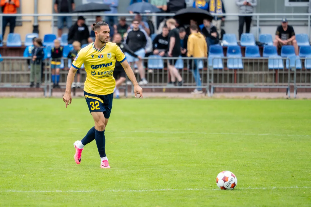 Arka Gdynia- Petrolul Ploeszti 2:0. Napastnik Slavii Praga strzela, pomocnik odchodzi