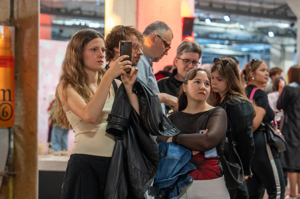 Młoda sztuka przyciągnęła tłumy. Wernisaż wystawy Art'em All w Plenum Serwis Kultura