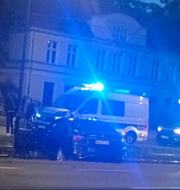 Wjechał samochodem na tory i zablokował ruch tramwajów. Kierowca uciekł z miejsca zdarzenia