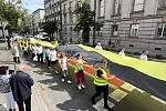 100-metrowa flaga kaszubska niesiona przez Gdynię