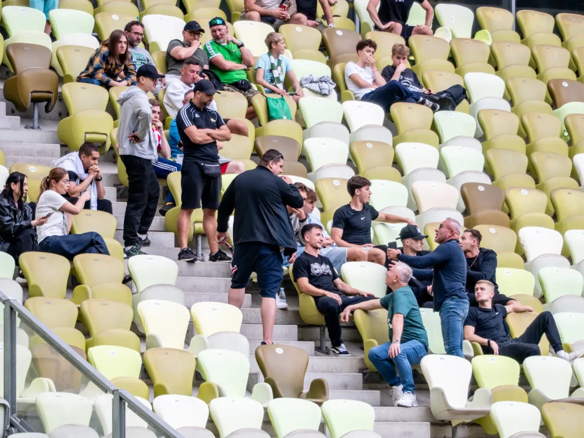 Kibice rozmawiali z piłkarzami Lechii Gdańsk, którzy nie grali. Dużo niewiadomych