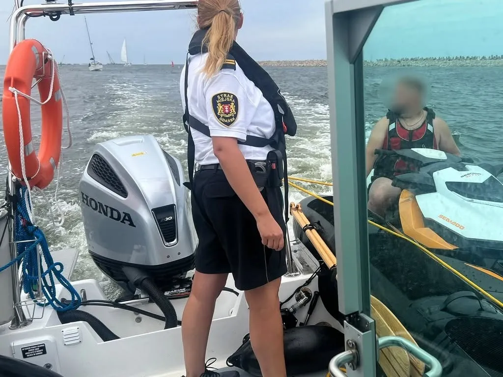 Niebezpieczny wypadek przy ujściu Wisły Śmiałej. Trzy osoby utknęły na falochronie