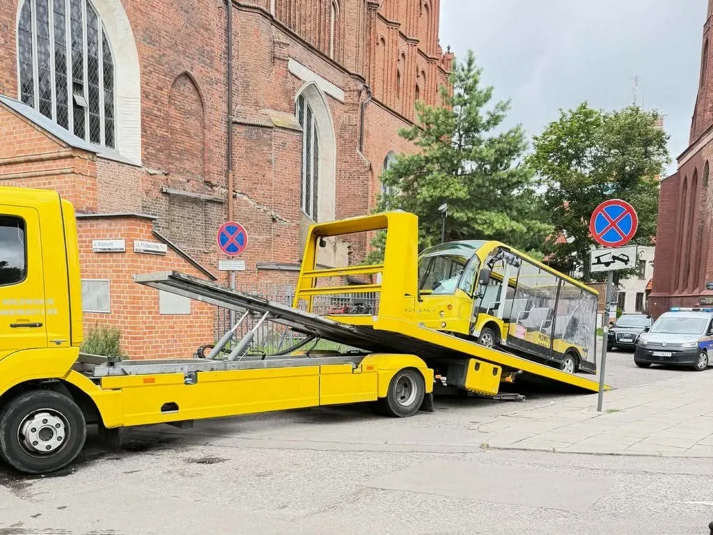 Meleks na lawecie. Kierowca porzucił pojazd z turystami, gdy zobaczył straż