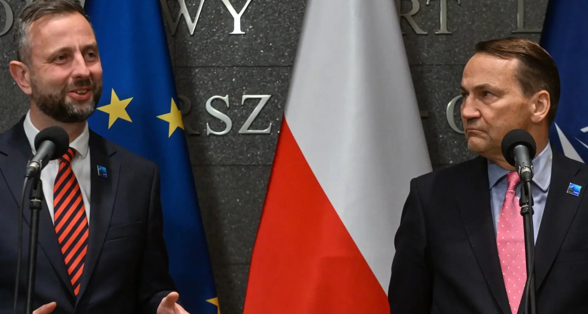 Wicepremierzy: minister obrony narodowej Władysław Kosiniak-Kamysz (L) oraz minister spraw zagranicznych Radosław Sikorski