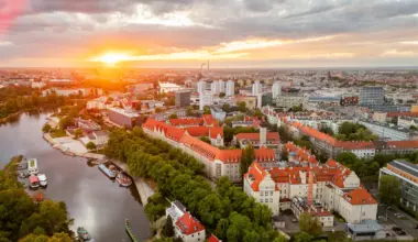 Ranking uczelni wyższych według kariery absolwentów. Sprawdź, jak wypadł Wrocław