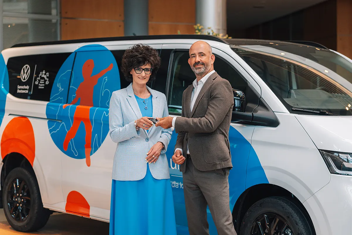 Renata Bem, dyrektor generalna UNICEF Polska odebrała kluczyk do VW Caravelle od Piotra Łakomego, dyrektora marki Volkswagen Samochody Dostawcze w Polsce.