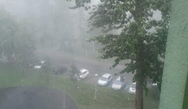 Nawałnica przeszła nad Jelenią Górą i zmierza na Wrocław – ulice jak rzeki, IMGW ostrzega przed podtopieniami na Dolnym Śląsku