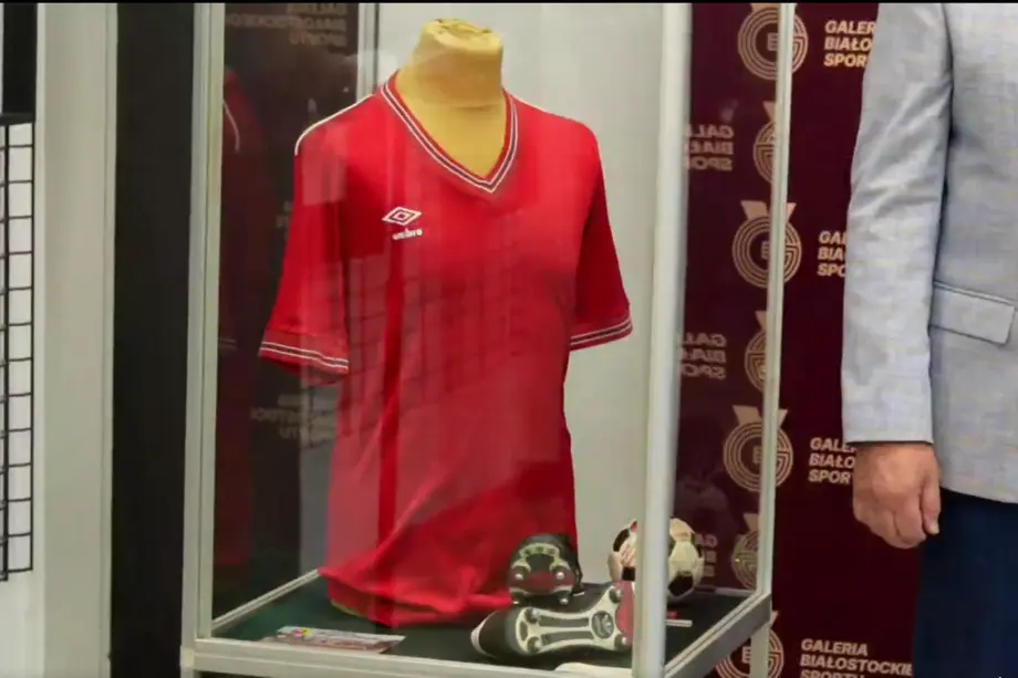 Historyczna koszulka Jagiellonii trafi do Galerii Białostockiego Sportu