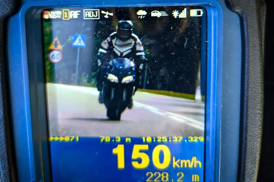 Jechał motocyklem 150 km/h w Dąbrowie Białostockiej. Stracił prawo jazdy