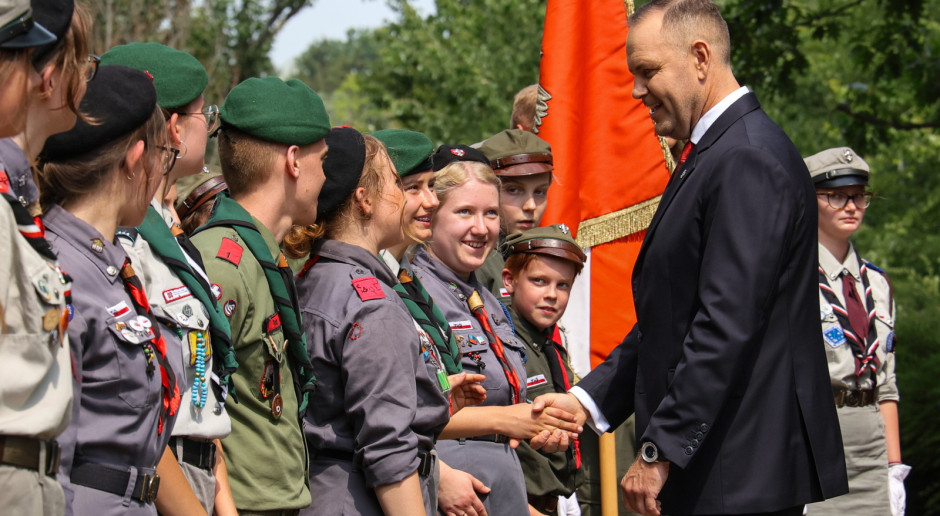 Prezydent Karol Nawrocki złożył kwiaty pod tablicą upamiętniającą rzeź Woli