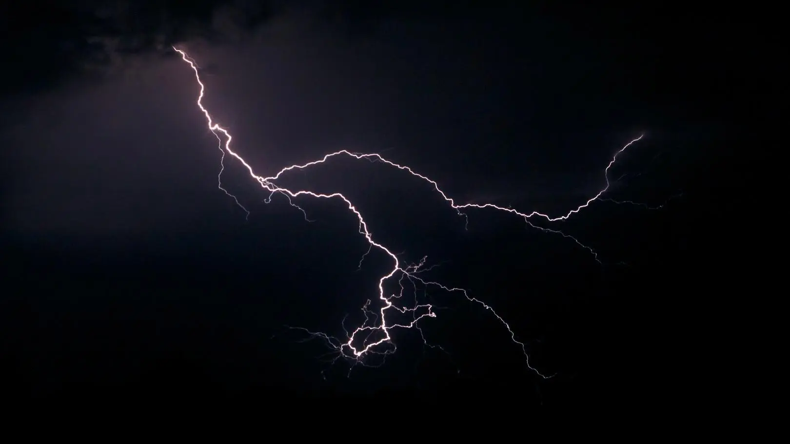 Upał i burze w Polsce 1.08. Ostrzeżenia IMGW przed wysoką temperaturą. Synoptycy ostrzegają