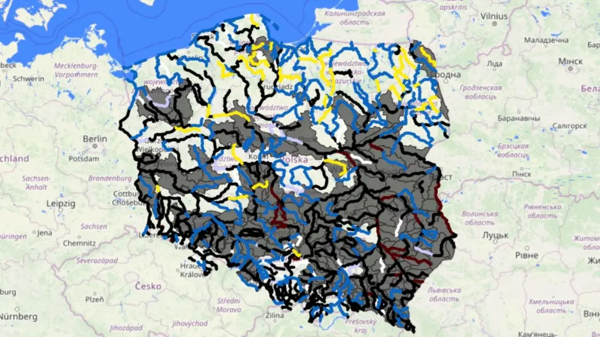 Stany wód na rzekach. Czarne odcinki oznaczają stany niskie, niebieskie - stany średnie, a żółte - stany wysokie