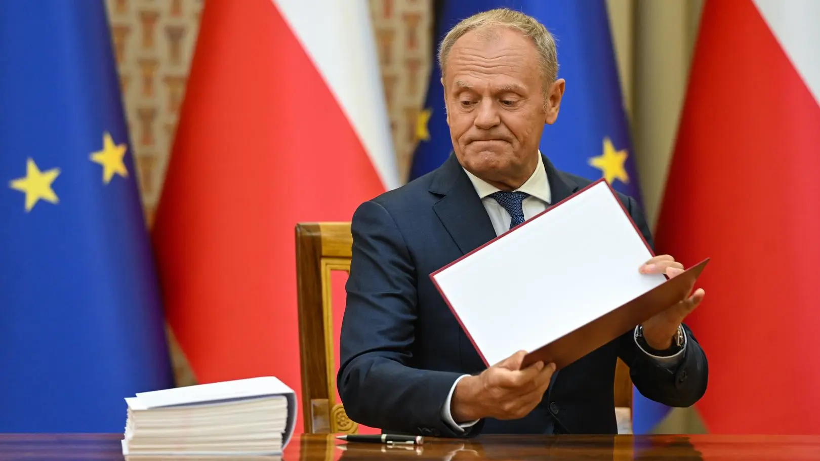 Donald Tusk podpisał nominacje na asesorów. Powiedział o obowiązku Karola Nawrockiego