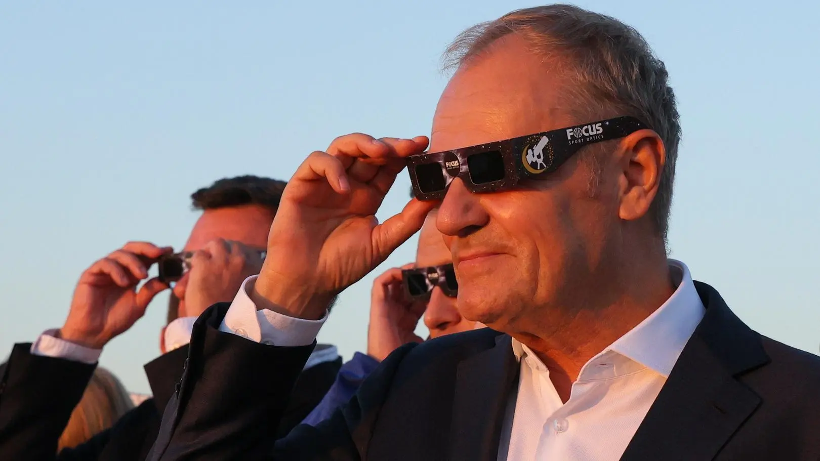 Donald Tusk ogląda częściowe zaćmienie Słońca w Centrum Nauki Kopernik